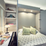 Lit à charnière dans une petite chambre