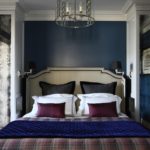 Miroirs sur les portes des armoires dans une chambre classique