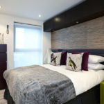 Projecteurs au plafond de la chambre