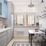 Étagère blanche sur la table de la cuisine