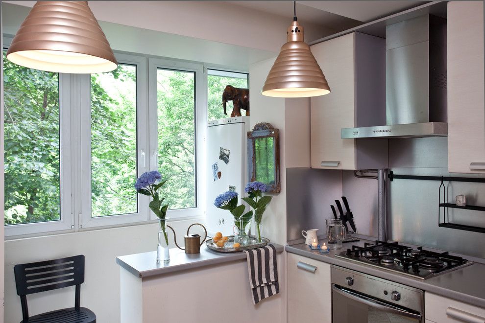 Petit intérieur de cuisine après avoir rejoint le balcon