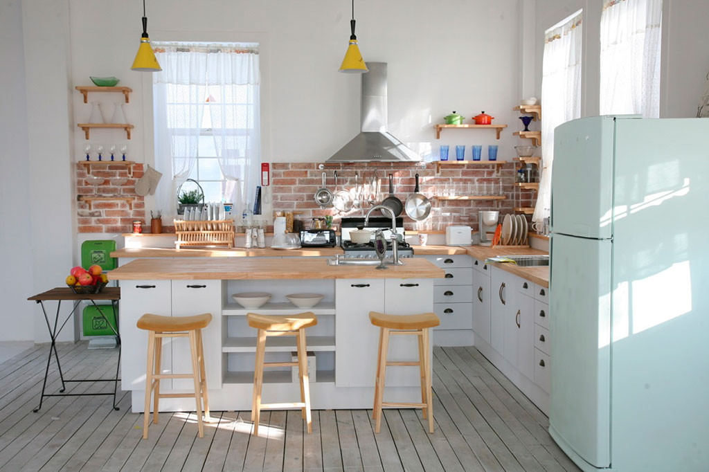 Baksteenschort in een ruime keuken