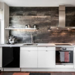 Panneaux de bois anciens sur le mur de la cuisine