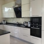 Appareils ménagers noirs dans un casque blanc