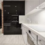 Tablier blanc comme neige dans une cuisine high-tech