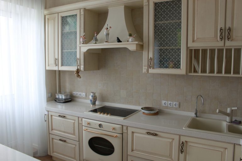 Set beige of layout linear di dapur di Khrushchev