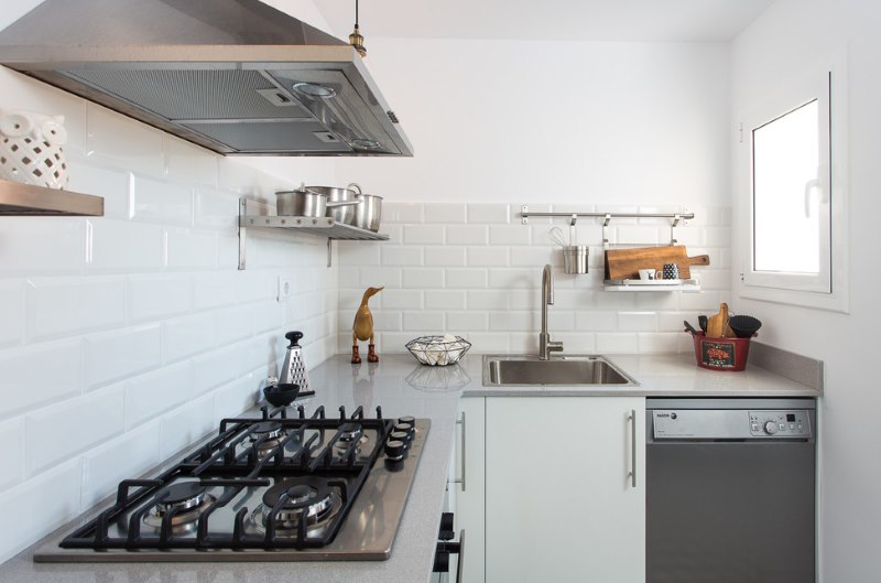 Dapur dalaman putih tanpa almari atas