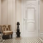 Statuette de chien devant la porte d'entrée