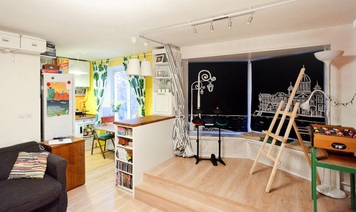 Scène dans la baie vitrée d'un appartement en ville