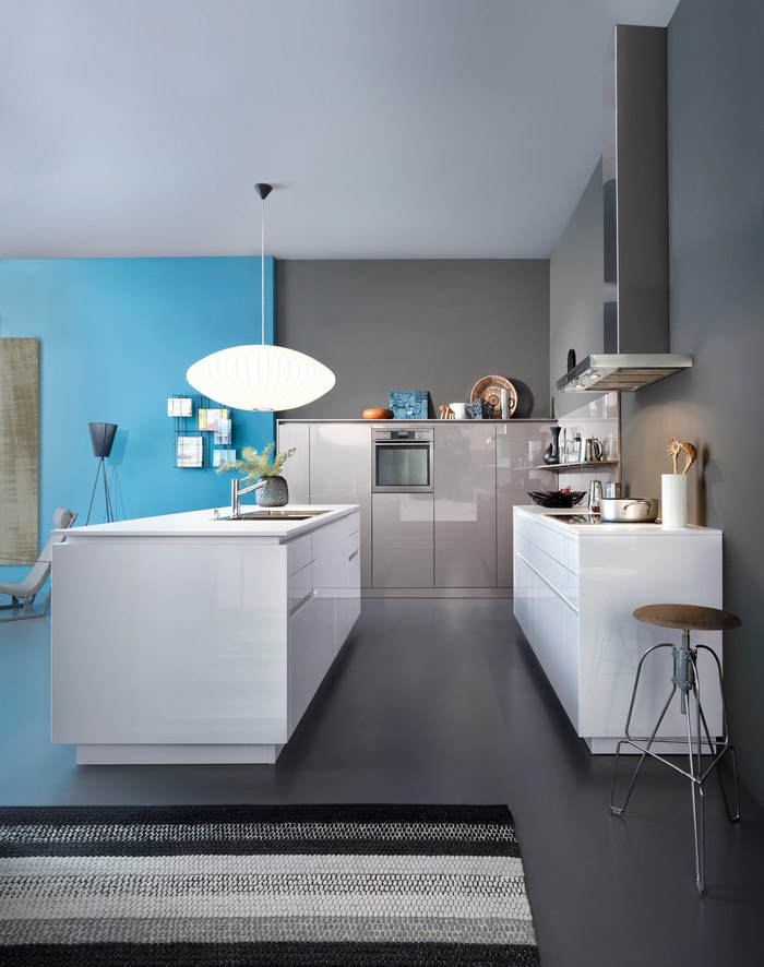 Intérieur de cuisine high-tech dans des tons gris.