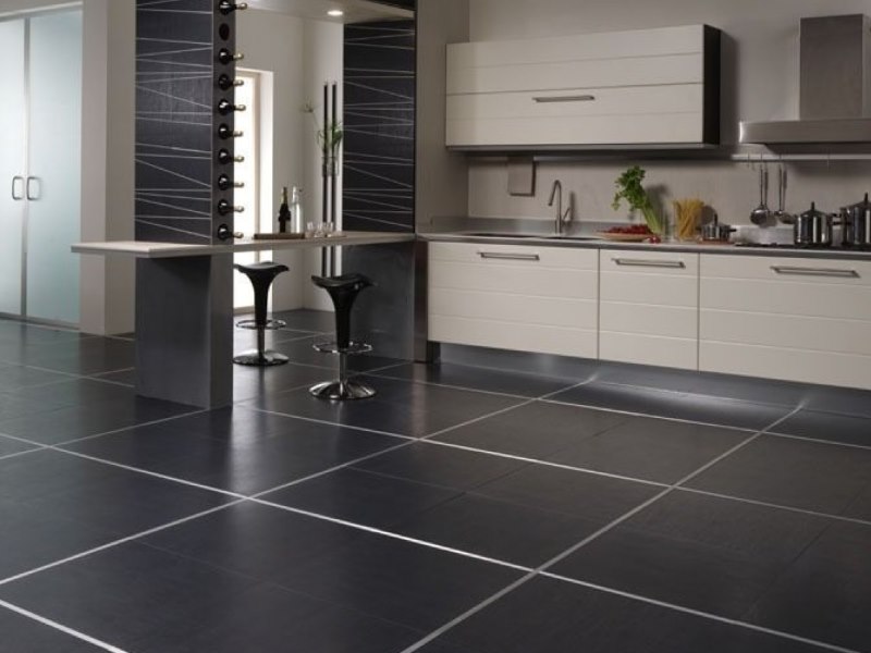 Grès cérame grand format au sol de la cuisine