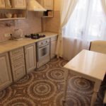 table en bois sur sol en céramique