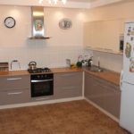 Réfrigérateur à deux portes avec aimants sur les portes