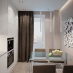 Table en verre dans la cuisine dans le style du minimalisme.