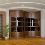 Armoire radiale au coin d'un grand hall d'entrée