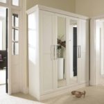 Placard blanc dans le coin du couloir