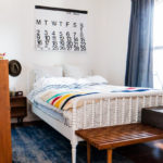 Meubles en bois dans une petite chambre