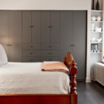 Armoires grises dans une petite chambre