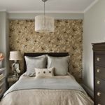 Papier peint à fleurs dans une petite chambre