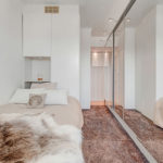 Armoire miroir dans une chambre étroite