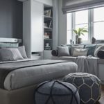 Canapé confortable devant la fenêtre de la chambre