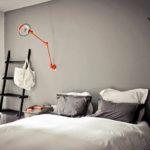 Lampes rouges sur un mur gris