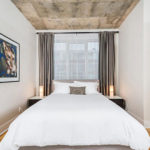 Décor élégant d'une chambre étroite