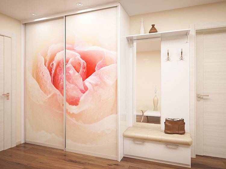 Grande rose sur les portes des armoires en verre