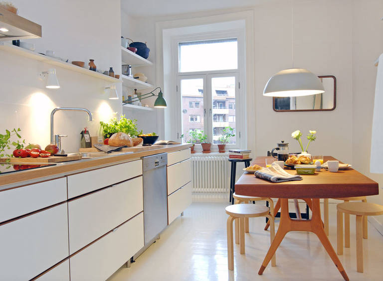 Table en bois dans une cuisine de style scandinave blanc