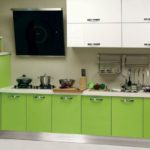 Λευκή κουζίνα συνδυασμένη με προσόψεις από ασβέστη - μια πρωτότυπη λύση