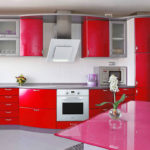 Jangkauan hud dan dapur putih kelihatan hebat di dapur merah