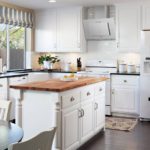 Hud tudung putih di dapur putih