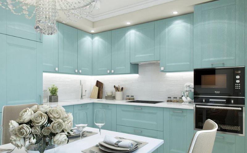 Sudut dapur dalaman dengan perabot warna mint.