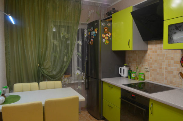 Μπεζ τοίχους και έπιπλα χρώματος ασβέστη