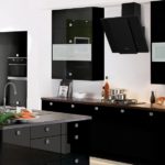 Perabot hitam dan peralatan dapur dalam gaya moden