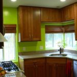 Ξύλινα έπιπλα για μια μικρή κουζίνα με ασβεστολιθικά τοιχώματα