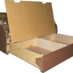 Sofá plegable sobre estructura de madera contrachapada