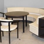 Bếp mềm với bàn tròn