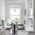 Ghế bọc màu xám trong bếp