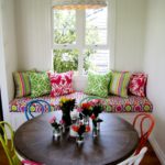 Gối sáng trên ghế sofa nhà bếp