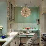 Sofa ở cuối một nhà bếp hẹp