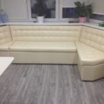 Sofa cửa sổ với ghế bọc da màu kem