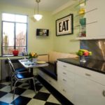 Khu vực ăn uống trước cửa sổ bếp