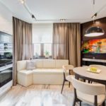 Thiết kế nhà bếp hiện đại với ghế sofa cạnh cửa sổ