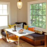 Bàn bếp trên chân kim loại