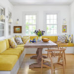 Sofa màu vàng trong nhà bếp màu trắng
