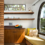 Kệ gỗ trên tường trắng