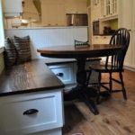 Tay cầm màu đen trên ngăn kéo