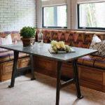 Đồ gỗ gần tường gạch