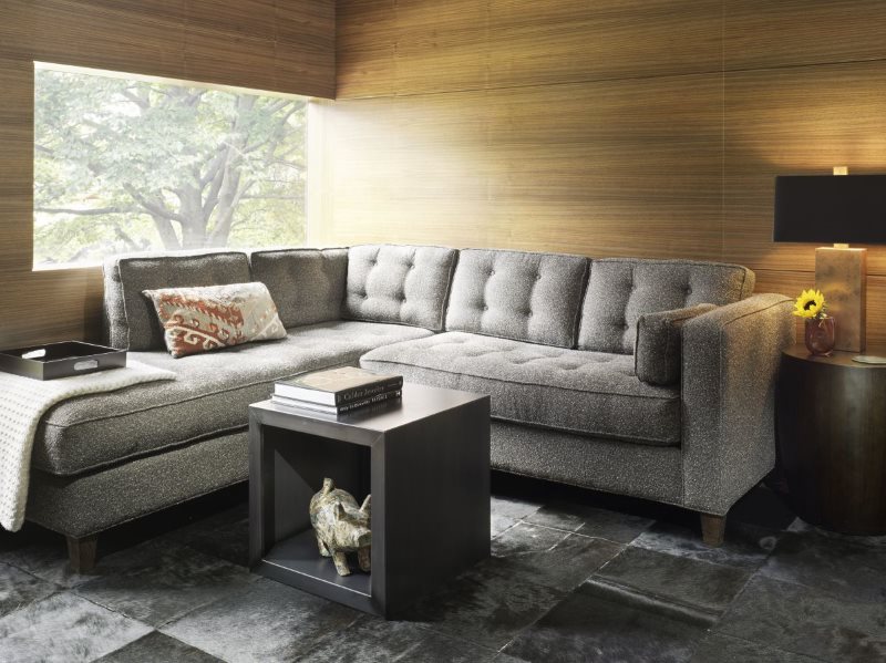 Sofa màu xám của một loại bằng nhau trong phòng khách nhà bếp